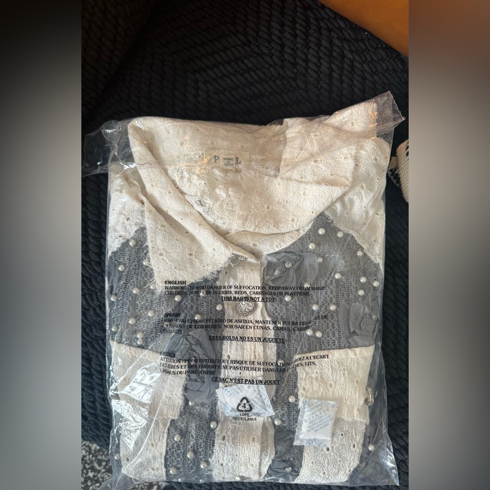Rare POL White and Dusty Blue Patchwork Shacket Rosettes Pearls & Lace Sleeves - Picture 4 of 6